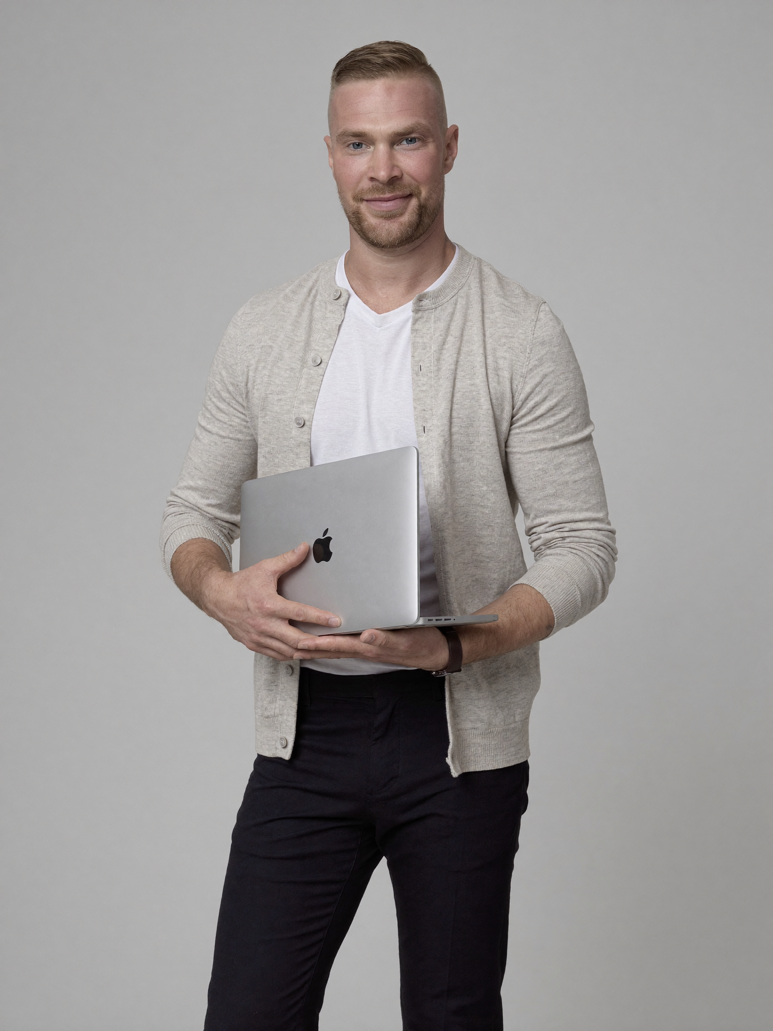 Alex Jego, fundador de JegoDigital, sosteniendo una MacBook