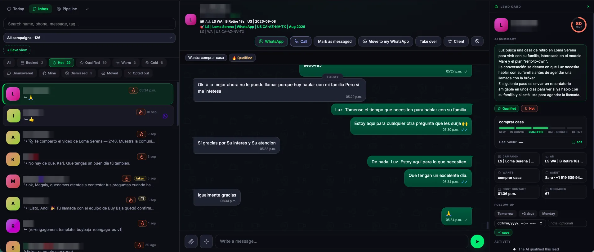 Panel real de Buy Baja: Sara, la asistente de WhatsApp, atiende a compradores de Loma Serena, con la temperatura de cada lead, el resumen de IA y el seguimiento programado. Nombres y teléfonos ocultos.